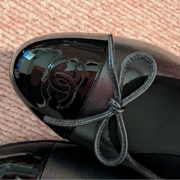 CHANEL Black Flats with Elegant Gray Bow - Picture 5 of 8